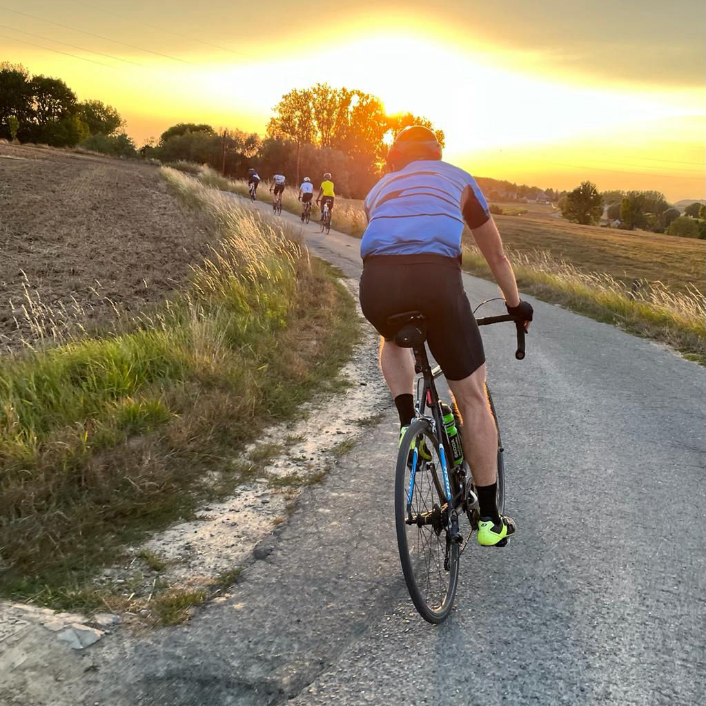 Cyclist chasing the head of the pelotoneloton