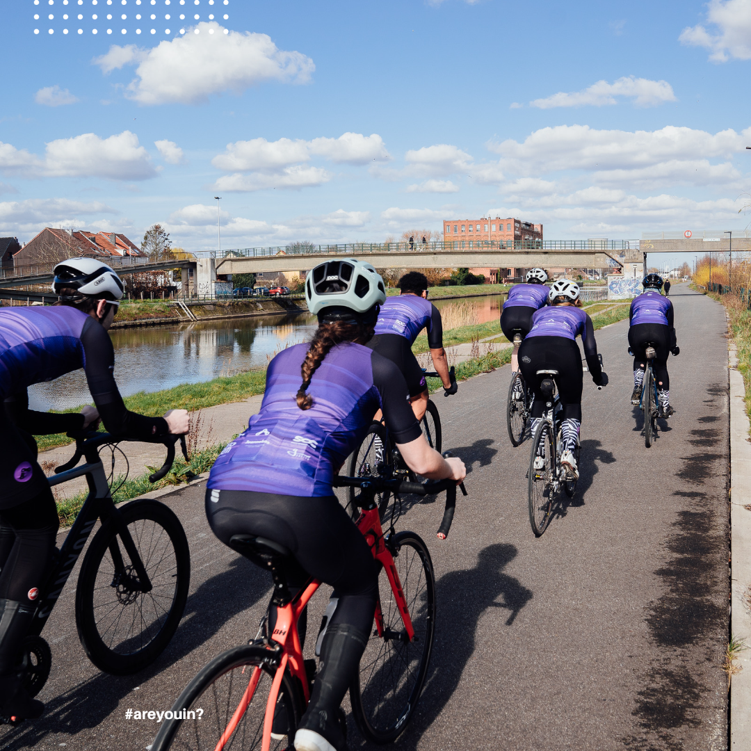 Peloton of the Brussels Unchained cyclists on Ruisbroek canal